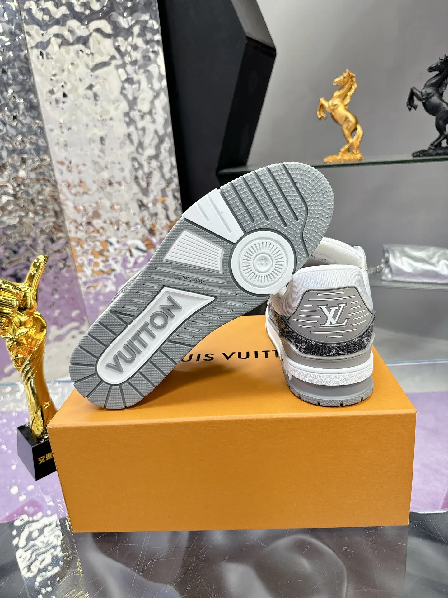 👟👟Ex-factory price 720👟👟 Original development, quality shipments, welcome to compare ❥❥❥❥❥❥LV Trainer Maxi sneakers series LV Trainer Maxi sneakers introduce the loose silhouette of the ready-to-wear series into the LV Trainer sneaker design written by Virgil Abloh, making an eye-catching appearance at the 2024 spring and summer men's wear show. The cow leather upper is combined with rough fabric laces, and colorful beading highlights the brand's classic elements. LV letters mark the tongue and Monogram floral outsole. Mixed materials Made of first-layer cowhide, wrapped in imported custom-printed denim, thick shoelace design, large Monogram print on the side, "lv 54" badges on the tongue and heel, rubber outsole decorated with Monogram flowers, mesh lining and cotton feet, the comfort is as extreme as ever, premium heritage, quality first, worth owning! Size: 35-40 for women, 39-44 for men (45 is custom-made and cannot be returned or exchanged) ♡Full set of packaging with original gift box